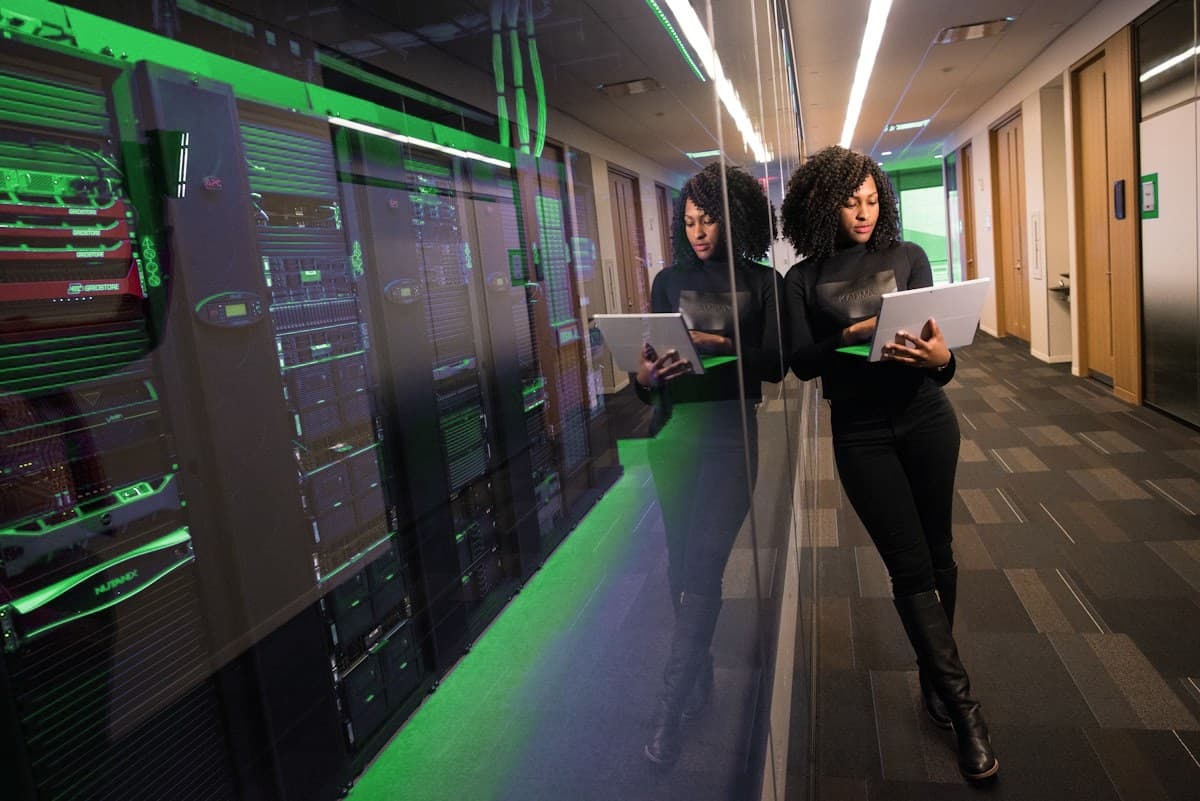 Profissional de TI conferindo os sistemas em um datacenter